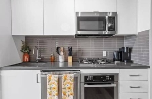 Connaught Apartment | King Bed |Skyline Views | Pool | Gym