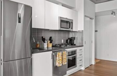 Connaught Apartment | King Bed |Skyline Views | Pool | Gym