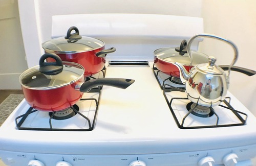 Oleander - Sunset Apartment | King Bed/Sleeps 4/Furnished Private APT/In-Unit Washer Dryer/Smart HDTV