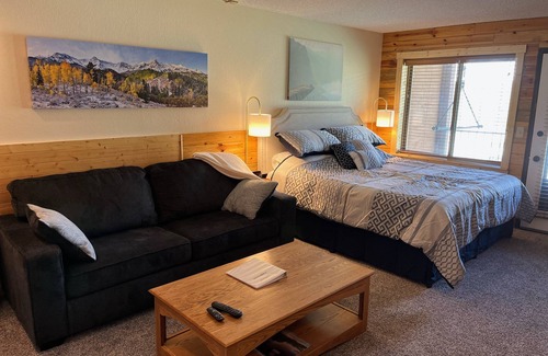 Granby Resort | King Bed Studio- Resort Pool! Hot Tubs! Sleep 4! RMNP! Winterpark! Granby Ranch!