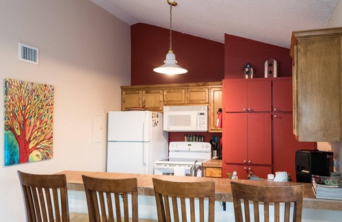 Barton Hills Condo | King bed, view, patio, .33 miles to Barton Springs/Zilker Park, @2 miles to DT!