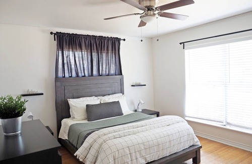 Oak Cliff House | King Bed w Workspace, Fast WiFi & Fenced Backyard