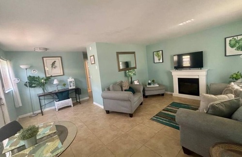 Dunedin Cottage | King bed - Walk to Downtown & Waterfront