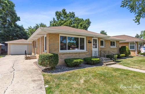 Bradley House | King Bed with fenced in backyard & Large 65" TV