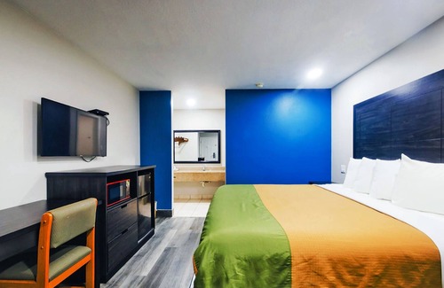 Wharton Hotel | King Bed with Free Breakfast, Parking, Near Riverfront Park