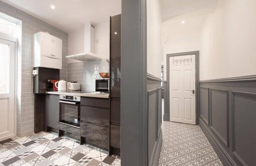 Markhouse Apartment | King Beds & Fast WiFi close to Shops, min walk to bus stop, 15 min to Tube