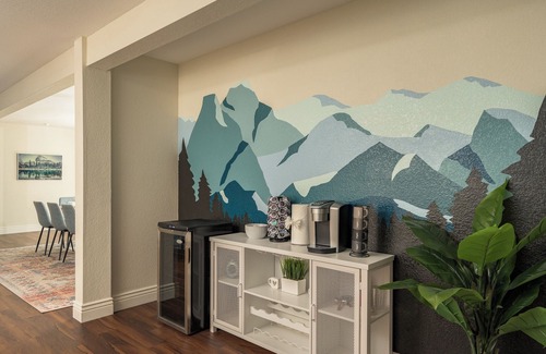 South Westminster House | King Beds, Fire Pit, Arcade, Games, 2 Living Rooms, Nursery - Perfect Retreat!