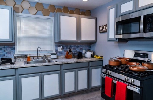 Kenmore House | King Beds w/Pet Friendly Fully Fenced Yard