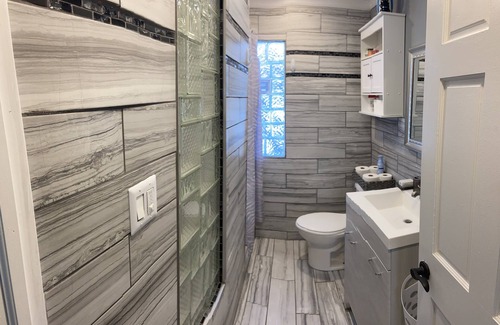 Niagara Falls House | King Cali Bed Suite, Summer Specials available upon request !