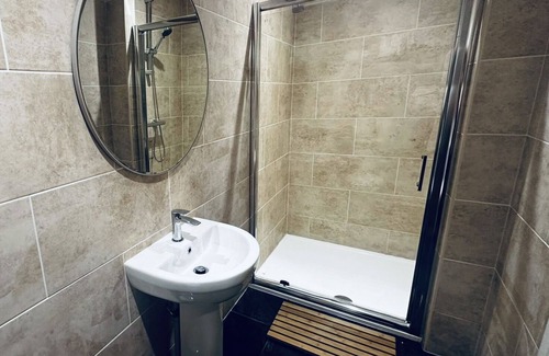 Holbeach House | King Chalet With En-suite Bath