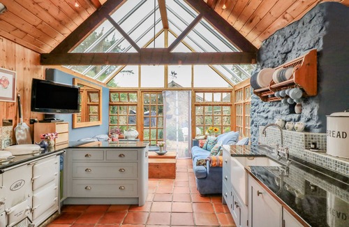 Broadwindsor Cottage | KING CHARLES COTTAGE, pet friendly, with open fire in Broadwindsor