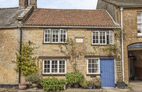 Broadwindsor Cottage | KING CHARLES COTTAGE, pet friendly, with open fire in Broadwindsor