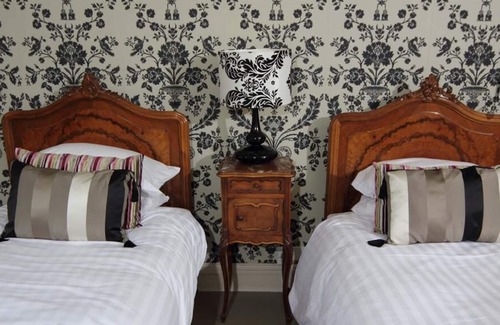 Longford House | King-Deluxe-Ensuite with Bath-Park view-Room 5