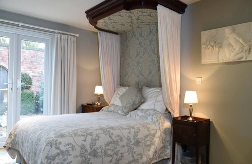 Egerton Bed & Breakfast | King Ensuite : Shower over Bath : Ground Floor