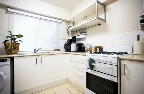 Victoria Park Apartment | King George Nest - With Parking in Victoria Park!