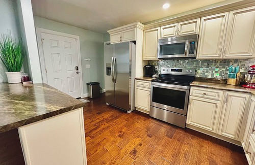 Lily House | King Luxe Retreat - Pets Welcome, Fenced Yard,