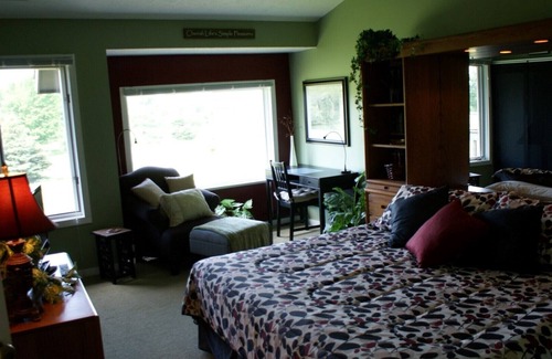 Cedar Condo | King master suite in Wine Country