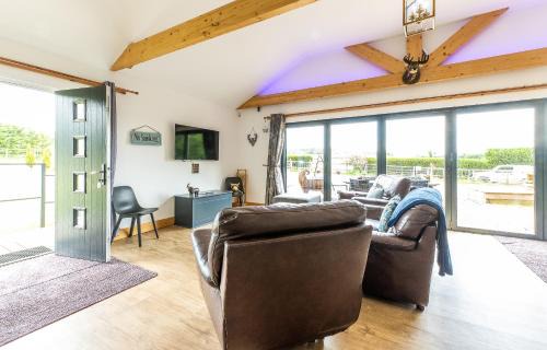 Newark upon Trent House | King Richard's Luxury Lodge - Sleeps up to 8, Dog Friendly, Near Sherwood Forest at Fairview Farm in Nottingham set in 88 acres and great for Groups, Family Gatherings & Corporate events