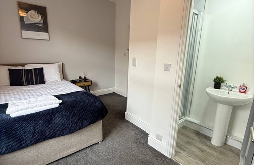 Redcar Bed & Breakfast | King Room w/Ensuite | Perfect for Contractors