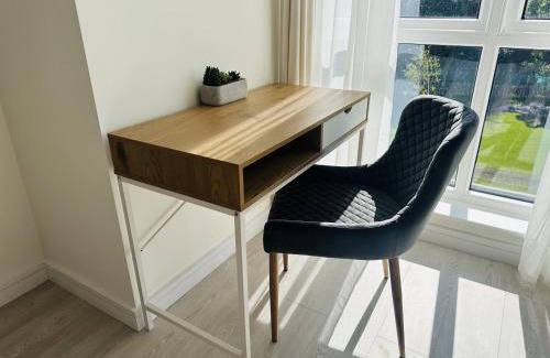 Dublin House | King Room with Ensuite in Dublin