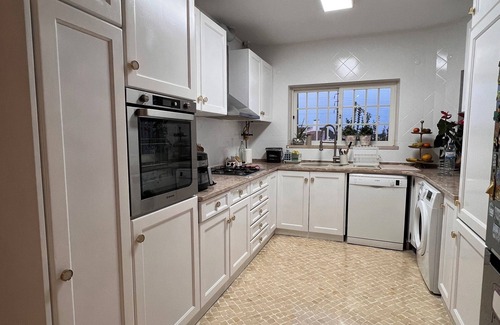 Charneca de Caparica e Sobreda Villa | King's Beach House
