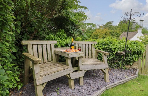 Bedale Cottage | KING'S COTTAGE, luxury holiday cottage, with hot tub in Crakehall