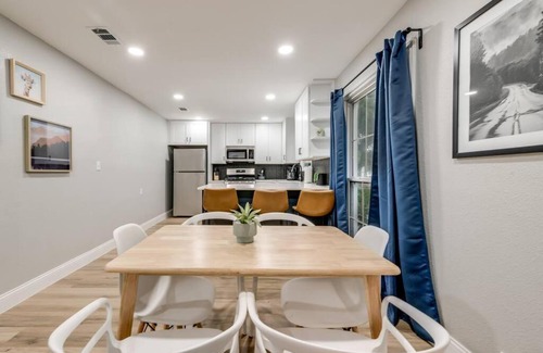 Original Town House | King Self Check-In BBQ 4 TVs Parking Rain-Shower