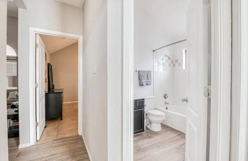 El Paso House | King Size bed/3 bedroom HOUSE/Huge backyard