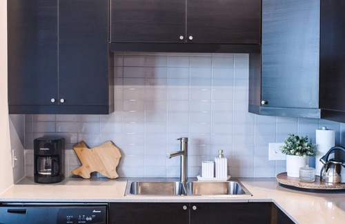 Fort Worth Apartment | King size bed in Jennings #208