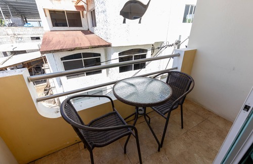 Puerto Ayora Apartment | KING-SIZE BED OR TWO TWIN BEDS SUITE ON SECOND FLOOR WITH CITY VIEW BALCONY