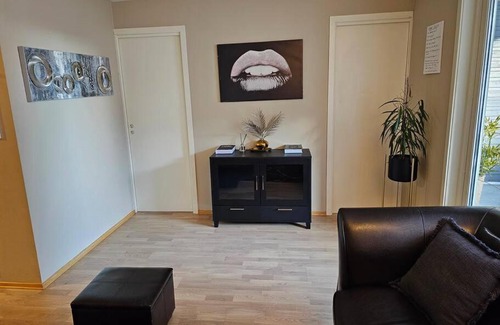 Rasta Apartment | King Size bed plus 4beds free parking indoors