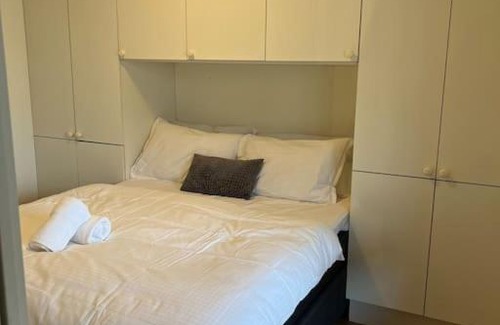 Rasta Apartment | King Size bed plus 4beds free parking indoors