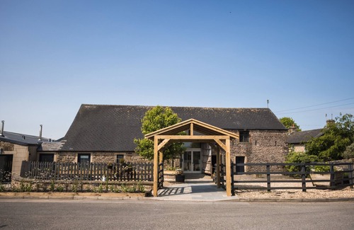 Clitheroe Apartment | King size bedroom with private bathroom