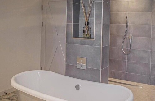 Clitheroe Apartment | King size bedroom with private bathroom