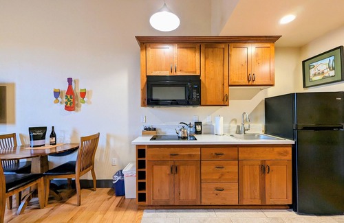 Amity Apartment | King size suite with kitchenette