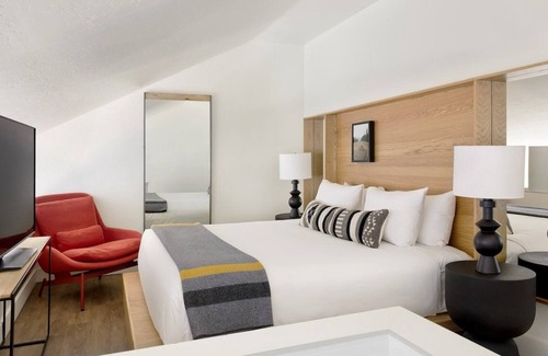 Teton Village Hotel | King + Sofa Sleeper, Gravity Haus, Heated Pool, Hot Tub, Teton Village