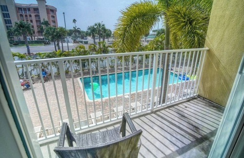 Treasure Island Hotel | King Standard Room Pool Side