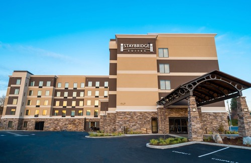 Coeur d'Alene Apartment | King Studio. Free Breakfast! Indoor Pool + Hot Tub. Close to Kootenai Health!