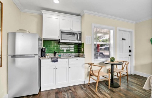 Safety Harbor Hotel | King Studio In DT | Free Laundry & Fast Wi-Fi