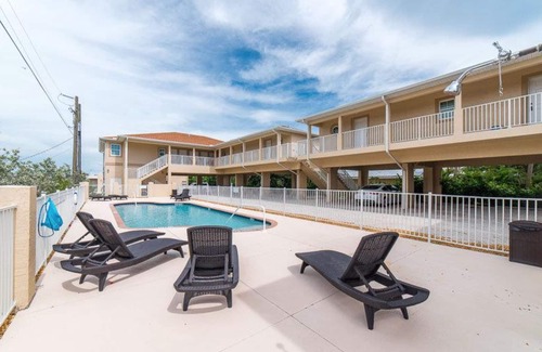 Englewood Apartment | King studio w/Bay views! Private Beach access Walking distance to everything!
