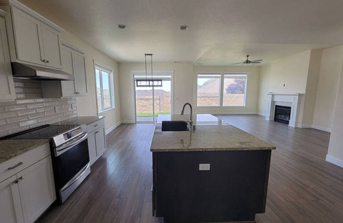Tri-Cities House | King Suite, 3 Car Garage & Yard 3/2