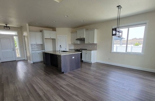 Tri-Cities House | King Suite, 3 Car Garage & Yard 3/2
