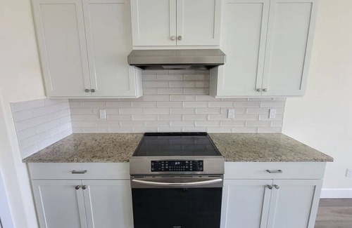 Tri-Cities House | King Suite, 3 Car Garage & Yard 3/2