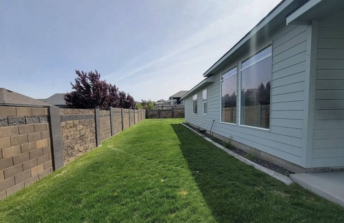 Tri-Cities House | King Suite, 3 Car Garage & Yard 3/2