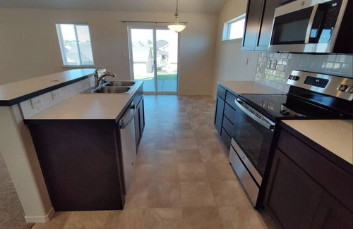 South Richland House | King Suite, 3 Car Garage & Fenced Yard
