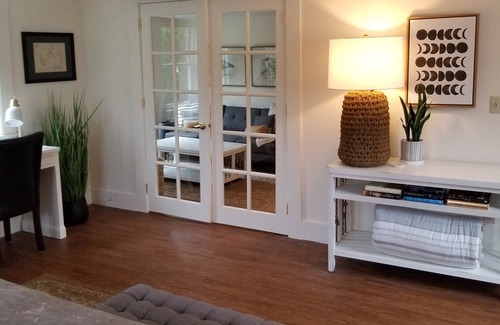 Durham Hotel | King Suite at Public House, food trucks & craft beer on site, walk to UNH & town