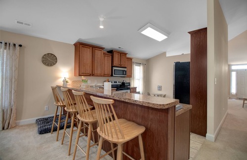 Madison House | King Suite, Cozy 3/2 Home, Pet-Friendly Relocation Haven - Airport, RSA, Stadium
