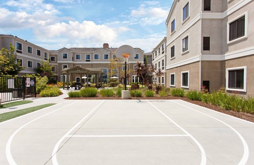 Lake Forest Condo | King Suite. Free Breakfast. Outdoor Pool & Hot Tub.