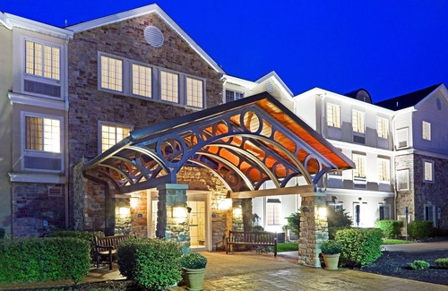 Cranbury Condo | King Suite. Free Breakfast Buffet. Pool. 20 Minutes to Princeton.