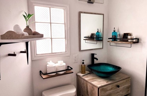 Lincolnville Hotel | King Suite in Boutique Hotel2, walk to downtown